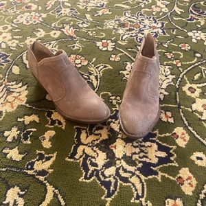 Born booties size 6.5 taupe suede worn 1X